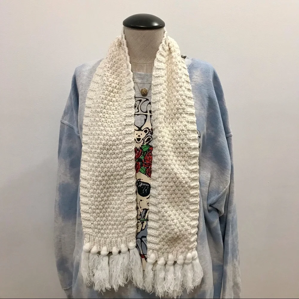 Toby and me off white and gold thread rectangular scarf. OS. EUC